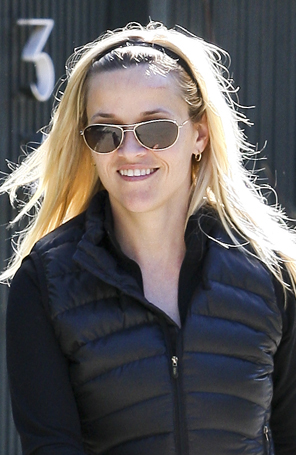 Reese Witherspoon exibe cicatriz de acidente durante passeio por Los Angeles