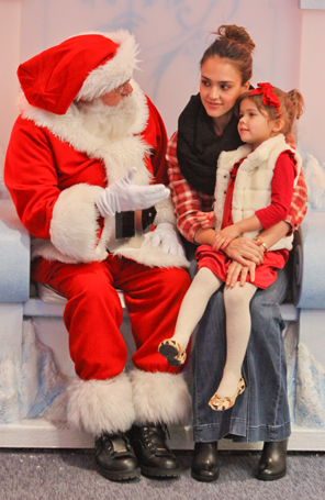 Jessica Alba leva sua filha para visitar Papai Noel