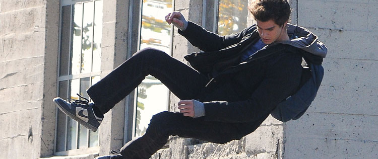 Andrew Garfield voa em filmagem