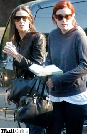 Demi Moore passeia com a filha