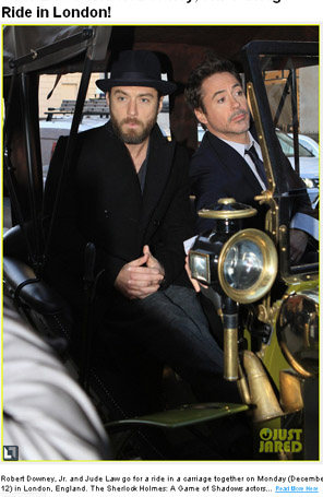 Robert Downey Jr. e Jude Law fazem graça em passeio de carruagem