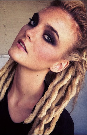 Carol Trentini abandona os cabelos lisos e usa <i>dreads</i>