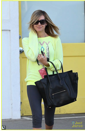 Ashley Tisdale escurece o cabelo