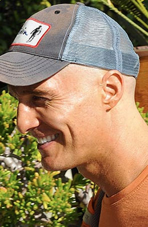 Matthew McConaughey passeia careca por Beverly Hills