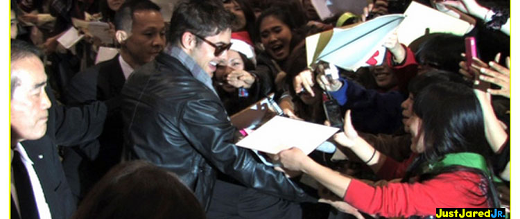 Zac Efron é recebido por fãs no Japão