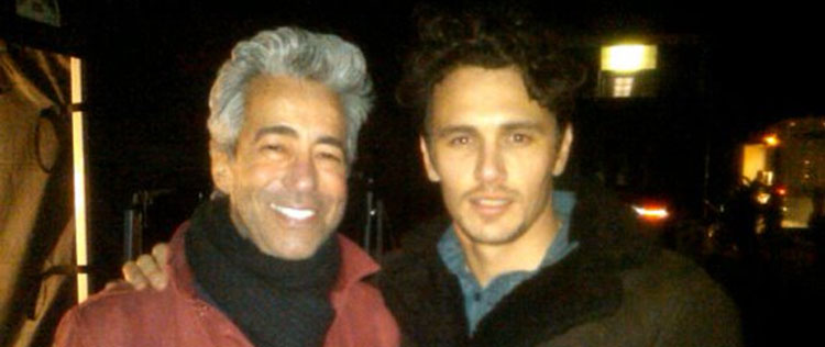 James Franco posa com presidente de grife de <i>jeans</i> para campanha