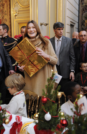 Carla Bruni faz primeira aparição oficial após nascimento de filha