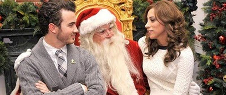 Kevin Jonas e a esposa se encontram com o Papai Noel