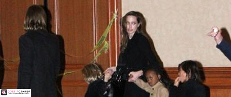 Angelina Jolie e Brad Pitt curtem passeio com os filhos