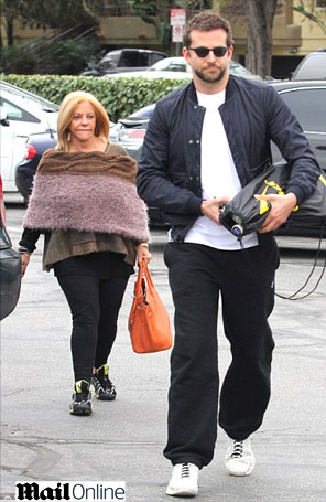 Bradley Cooper joga tênis acompanhado da mãe