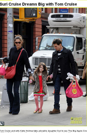 Tom Cruise carrega bolsa de filha durante passeio familiar