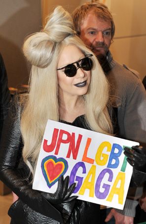 Lady Gaga é saudada por público <I>gay</i> ao desembarcar no Japão