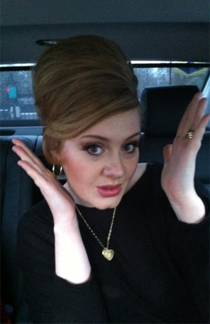 Adele volta ao trabalho depois de cirurgia