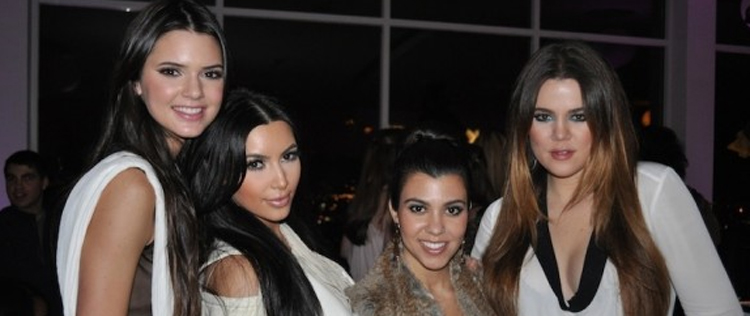 Veja Kim Kardashian em festa da irmã quatro dias após a sepração