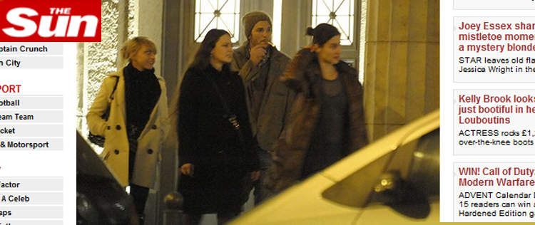 Ashton Kutcher é fotografado ao lado de três mulheres desconhecidas
