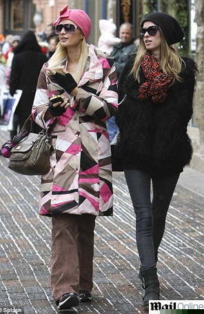 Paris Hilton passeia em Aspen ao lado de sua irmã