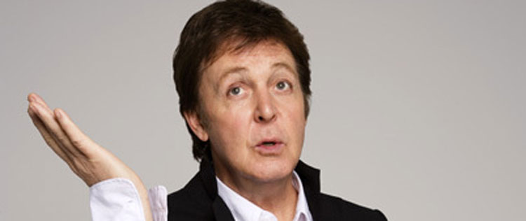 Paul McCartney cai em <i>show</i> em Liverpool
