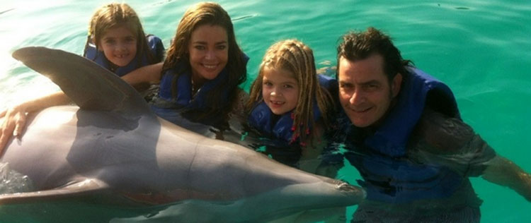 Charlie Sheen nada com golfinhos