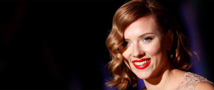 - <I>O batom vermelho é a cura para tudo</i>, diz Scarlett Johansson