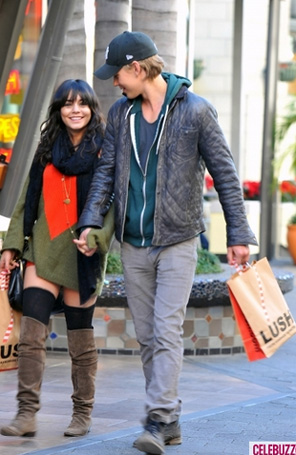 Vanessa Hudgens passeia de mãos dadas com o namorado