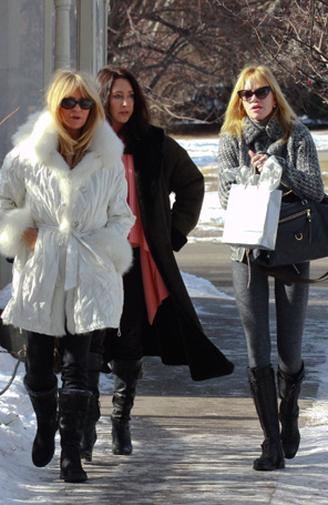 Melanie Griffith e Goldie Hawn colocam a conversa em dia em Aspen