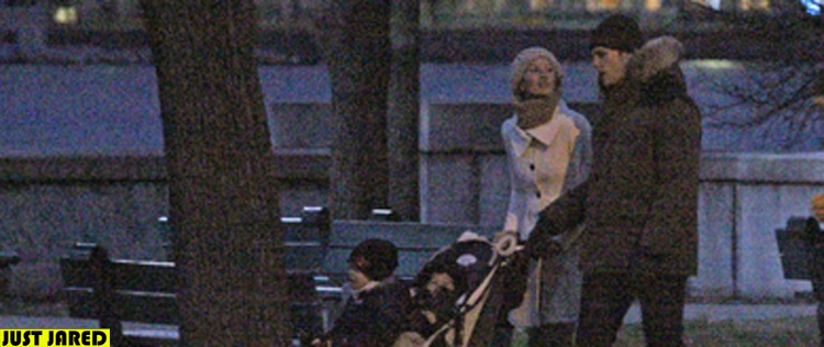 Gisele Bündchen passeia com o marido e o filho no Natal