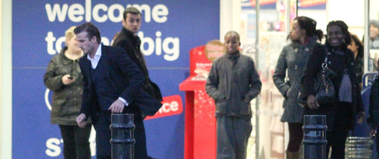 Com pressa, David Beckham deixa loja correndo em véspera de Natal