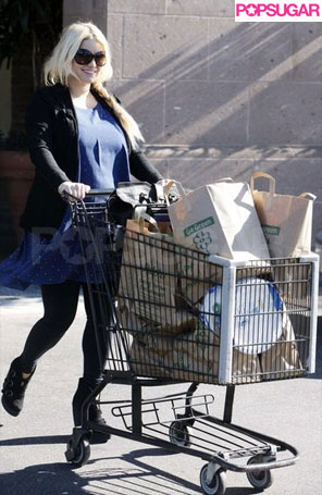 Jessica Simpson vai ao supermercado em Los Angeles