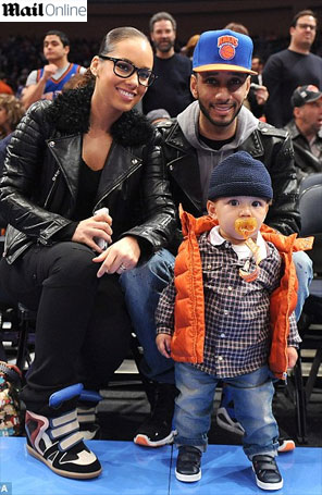 Alicia Keys leva seu filho para assistir partida de basquete