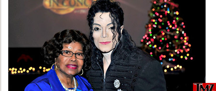 Mãe de Michael Jackson posa com imitador do cantor