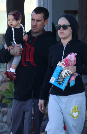 P!nk e marido deixam a filha estilosa para passeio e compras