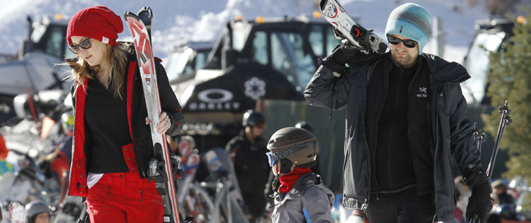 Kate Hudson pratica esqui na neve com o noivo e filho