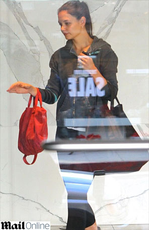 Katie Holmes aparece sem maquiagem em Beverly Hills