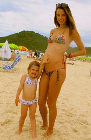 Alessandra Ambrósio exibe orgulhosa a gravidez em biquíni