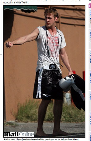 Ryan Gosling mostra os músculos ao deixar estúdio de artes marciais