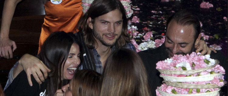 Ashton Kutcher e roteirista são clicados em balada em Atenas