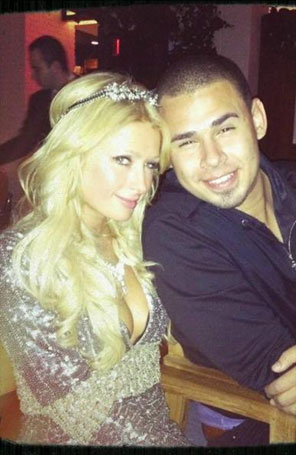 Paris Hilton exibe decote generoso em festa de Ano Novo