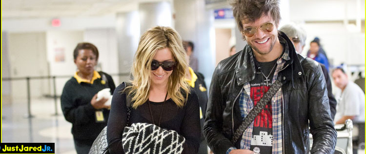 Ashley Tisdale viaja com suposto <I>affair</i>