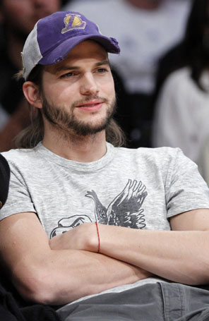 De volta aos Estados Unidos, Ashton Kutcher assiste a jogo de basquete
