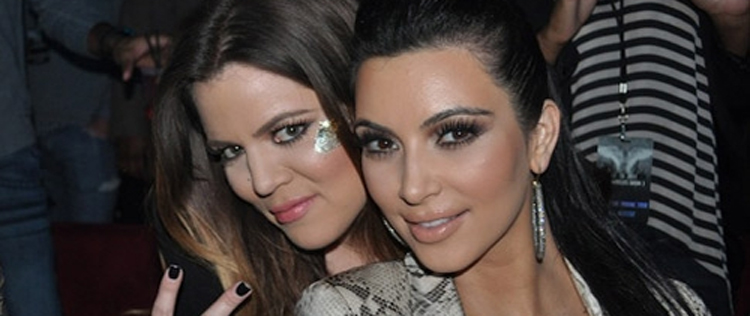 Kim Kardashian voa para Dallas para ajudar Khloé com a mudança