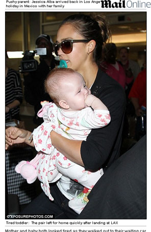 Jessica Alba é fotografada com a chupeta da filha caçula na boca