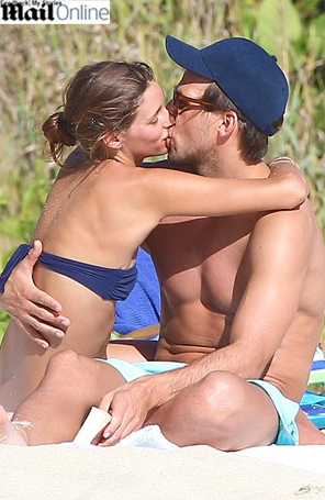 Olivia Palermo troca beijos com namorado em praia  