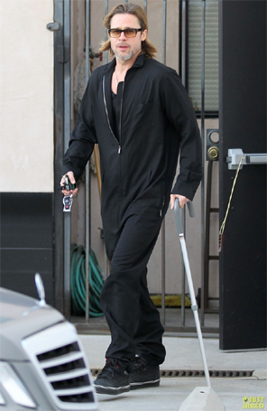 Brad Pitt é flagrado usando bengala