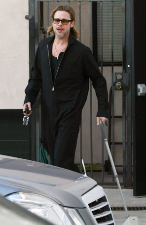 Saiba o motivo pelo qual Brad Pitt está usando bengala