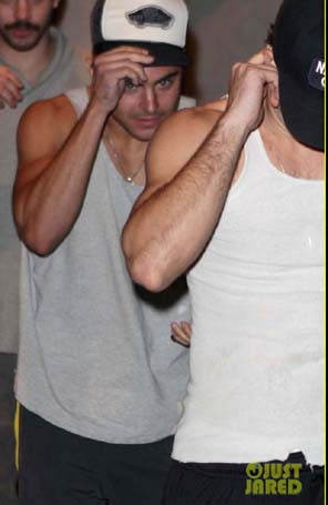 Zac Efron tenta esconder o rosto dos <i>paparazzi</i>