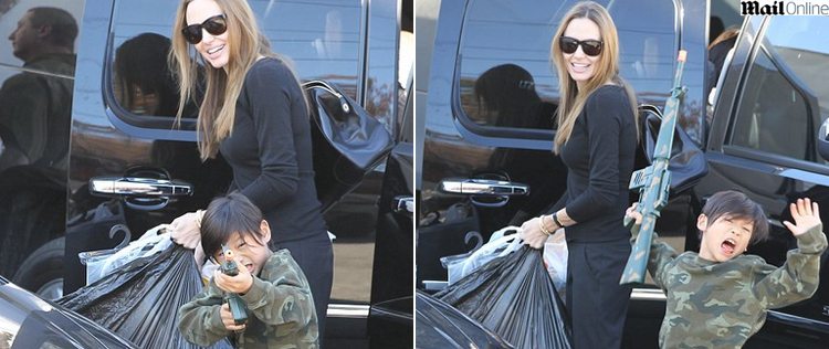 Filho de Angelina Jolie brinca com <I>paparazzo</i> e diverte a atriz