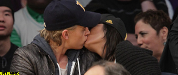Vanessa Hudgens beija o namorado em partida