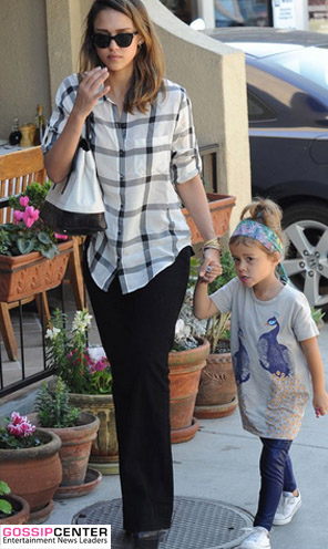 Jessica Alba passeia com a filha