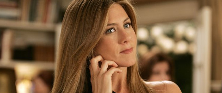 Jennifer Aniston viaja com o namorado para esquiar