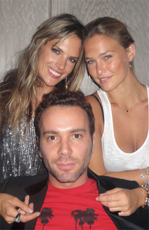 Bar Refaeli e Alessandra Ambrósio posam juntas